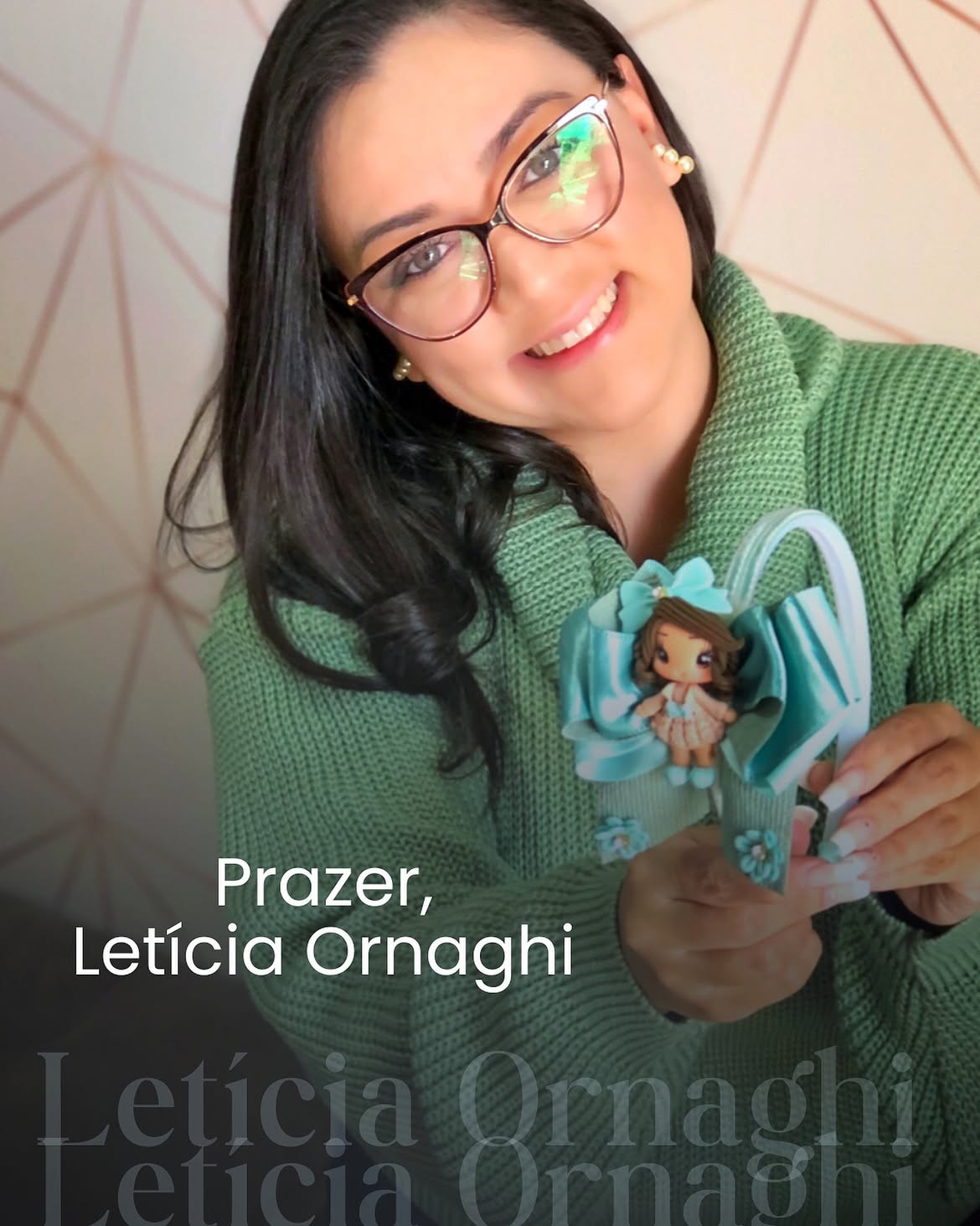 Letícia Ornaghi, criadora da Laurita Laços, sorrindo e segurando um laço feito à mão